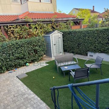 Namješten Dvotežan stan sa velikim vrtom. Plovanija. Zadar