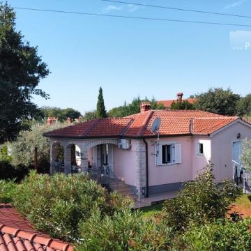 Namještena prizemna kuća na mirnoj lokaciji nedaleko Vrsara