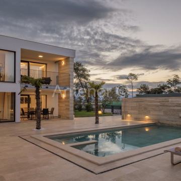 NIN - VILA SA BAZENOM + zemljište i projekt - 6 stambenih jedinica