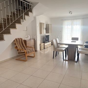 Njivice, dvojna kuća s dva apartmana, prilika!