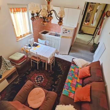 Njivice, namješten dvoetažni apartman s terasom!