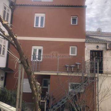 Novalja, Kuća s 4 apartmana u centru stare jezgre Novalje