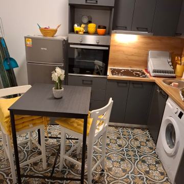 Novalja- šarmantna kuća sa manja 2 stana, garažom i dvorištem !