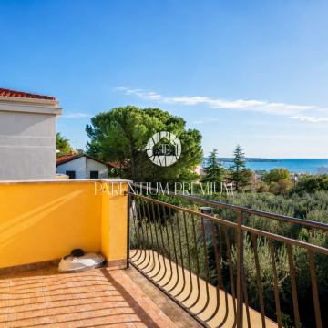 Novigrad, dvije spavaće sobe + galerija , pogled na more, 800m od mora