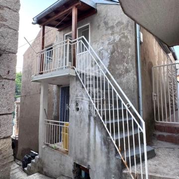 NOVIGRAD KRAJ ZADRA,MALA KUĆA S VELIKIM POTENCIJALOM,20 m OD MORA, za