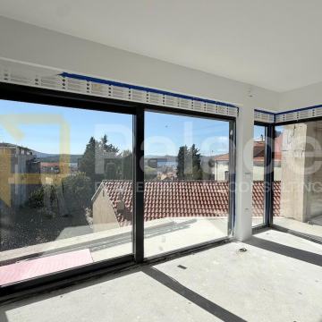 Novogradnja s krovnom terasom-predivan pogled u samom centru Šibenika