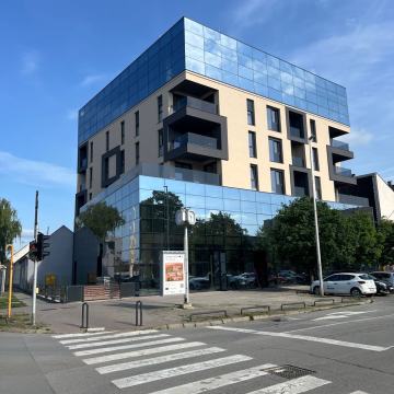 Novogradnja, trosobni stan moderno uređen.