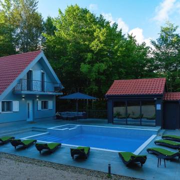 Novo izgrađena kuća u Lici, 5 min od A1, izlaz sv. Rok