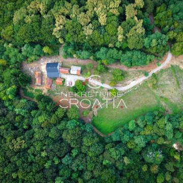 Novouređena kuća i 28.398 m2 zemljišta!