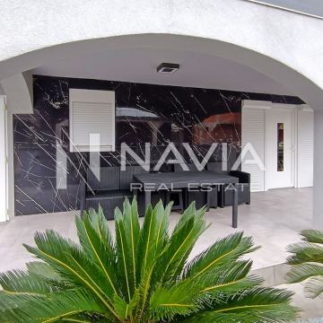 NOVOUREĐENA KUĆA S DVA STANA I GARAŽOM