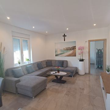 NOVOUREĐENI STAN U CENTRU, ŠESTANOVAC