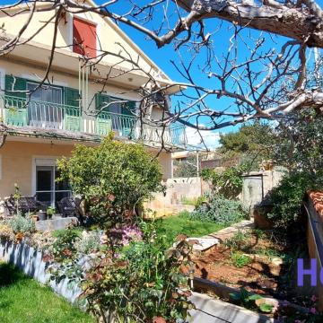 Obiteljska kuća sa 2 stana , garažom - mogućnost bazena