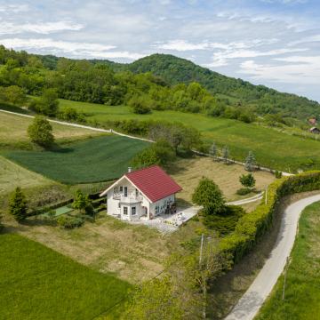 Obiteljska kuća 360 m2, 2705 m2 okućnice, Gornja Stubica, Park prirode