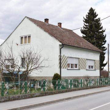 Obiteljska kuća s gospodarskim zgradama