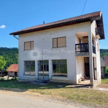 Obiteljska kuća u mirnom mjestu usred polja i šume