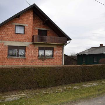 Obiteljska kuća s velikim zemljištem i uređenom okućnicom