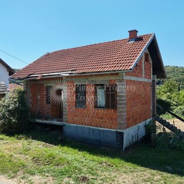 Obiteljska kuća sa zemljištem u blizini povijesnog dvorca Cetingrad