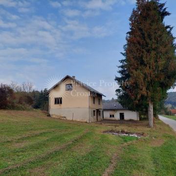 Obiteljska kuća sa zemljištem u Krnjaku