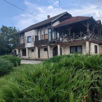 OBITELJSKO IMANJE, VELIKA OKUĆNICA, POMOĆNE ZGRADE!!