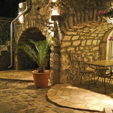 Obnovljena kamena kuća, Dramalj (Crikvenica)