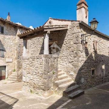 OBNOVLJENA STARA KAMENA KUĆA