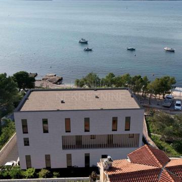 Odličan dvoetažan apartman, prvi red do mora, Brodarica