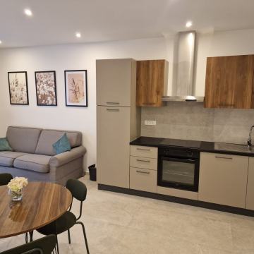 Odličan novi stan, privatan ulaz, 2 spavaće sobe, parking