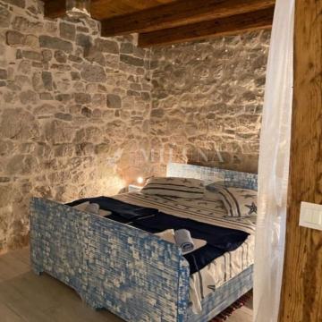 ODLIČNA PRILIKA! 50m od mora! Kuća s 3 apartmana!!