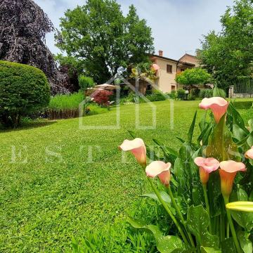Okolica Pazina, Bajkovita kuća 1. red do rijeke