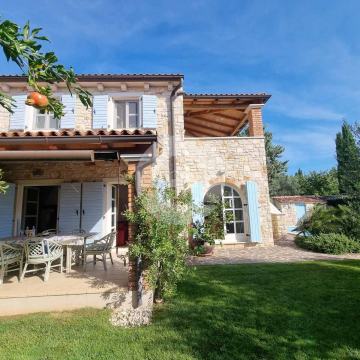 PRILIKA!!! Dvojna obiteljska kuća sa bazenom, 1 km od mora