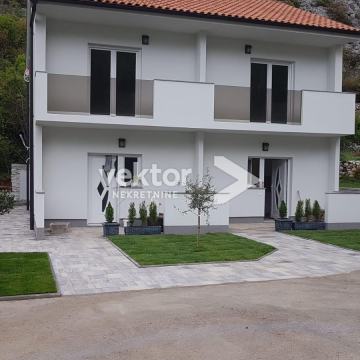 Okolica Senja, nova kuća s bazenom