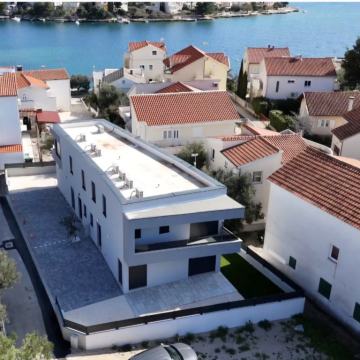 Okolica Šibenika, Žaborić, moderna dvojna kuća blizu mora