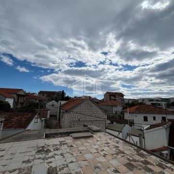 OKRUG GORNJI*** Kamena kuća u centru s dodatnim objektom !