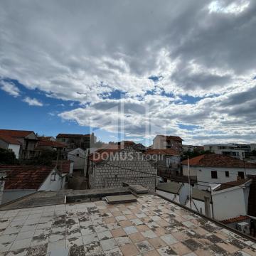 OKRUG GORNJI*** Kamena kuća u centru s dodatnim objektom !