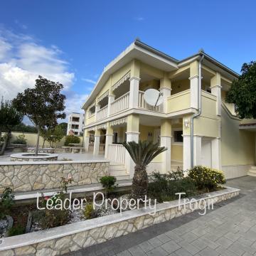 Okrug Gornji:*NAMJEŠTENA OBITELJSKA KUĆA NA IZVRSNOJ LOKACIJI *