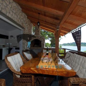 Okrug Gornji, prekrasna kuća za odmor u prvom redu do mora, 140 m2