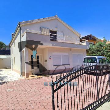 Okrug Gornji, prekrasna obiteljska kuća s bazenom i garažom, 212 m2