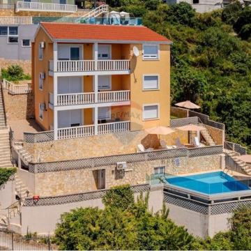 OMIŠ - Ekskluzivna prodaja, Kuća, vila sa bazenom 300m2, 200m od mora
