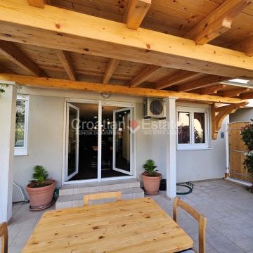 OMIŠ, STAN NA VRHUNSKOJ LOKACIJI SA POGLEDOM NA CETINU I PLANINE