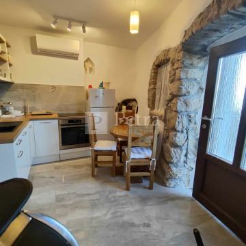 Omišalj, kuća u nizu u starom gradu