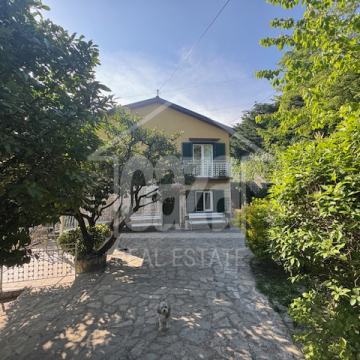 Opatija - Veprinac, obiteljska kuća sa dva stana i ateljeom