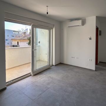 Osunčan stan s loggiom i parkingom – centar grada, 57 m²