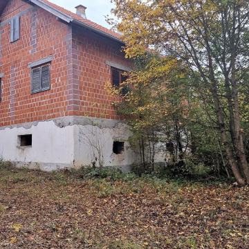 OTOČAC, okolica, kuća + 10 hektara zemljišta 75.000€