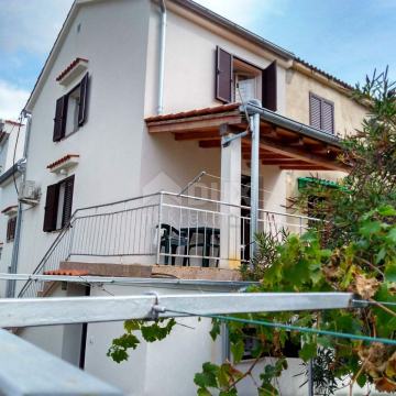 OTOK KRK, BAŠKA - Kamena kuća sa dvije stambene jedinice