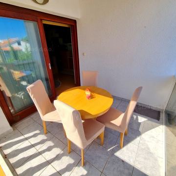 Otok Krk, Malinska, prodaje se simpatičan stan na katu s pogledom na m