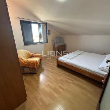 Otok Krk,Omišalj, 50 m2, odlična i mirna lokacija, parking