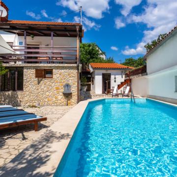 OTOK KRK, RISIKA - Šarmantna kuća s bazenom i jacuzzijem