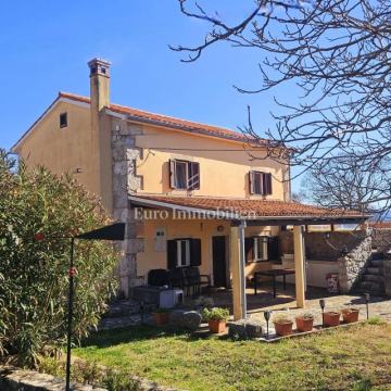Otok Krk - samostojeća kuća s lijepom okućnicom