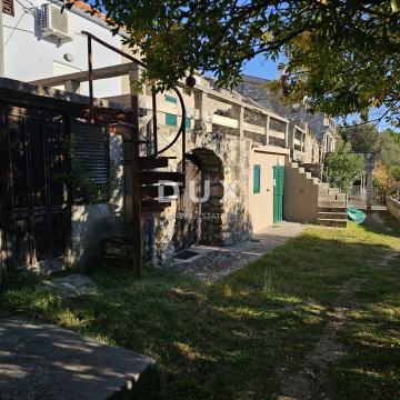 OTOK RAB, BANJOL - Kamena kuća u nizu s panoramskim pogledom