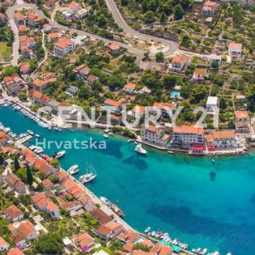 OTOK ŠOLTA, STOMORSKA - kuća 200m2 s vrtom i pogledom na more